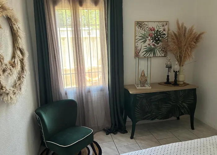 Cosy Avec Piscine ,parking Et Jardin